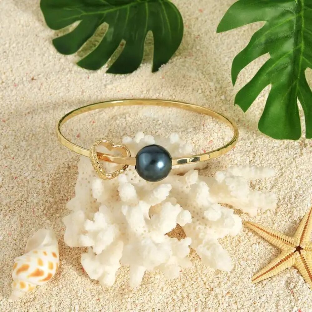 Shell Hawaiian Heart Charm Bangle Bracelet